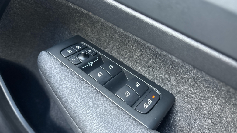 Volvo XC40 2.0 B4P Plus Dark 5dr Auto Petrol Estate